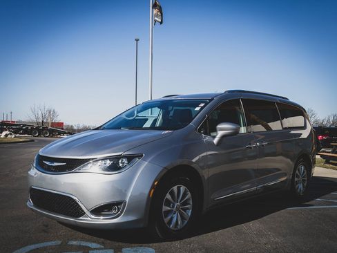 Used 2019 Chrysler Pacifica Touring-L image 5