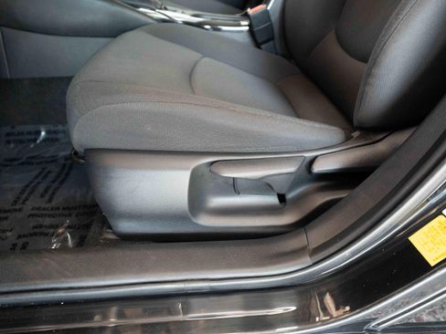 Used 2020 Toyota Corolla LE FWD image 12