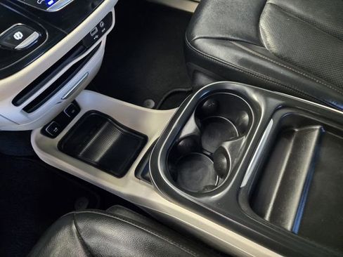 Used 2020 Chrysler Pacifica Touring-L image 21