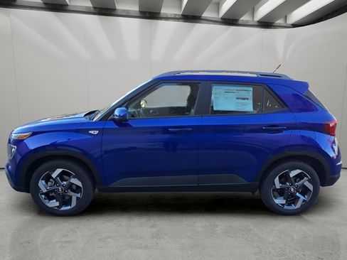 Used 2025 Hyundai Venue SEL FWD image 2