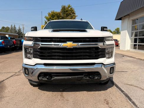Used 2024 Chevrolet Silverado 2500 LT AWD/4WD image 3