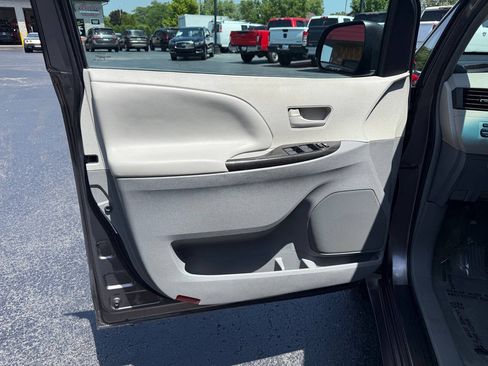 Used 2011 Toyota Sienna LE w/ Towing Pkg FWD image 21