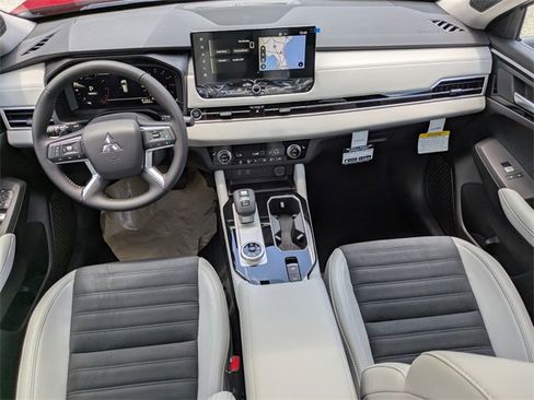 New 2025 Mitsubishi Outlander SE image 16