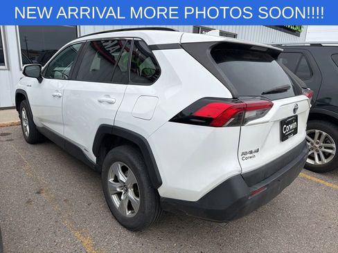 Used 2019 Toyota RAV4 LE w/ Carpet Mat Package AWD/4WD image 8