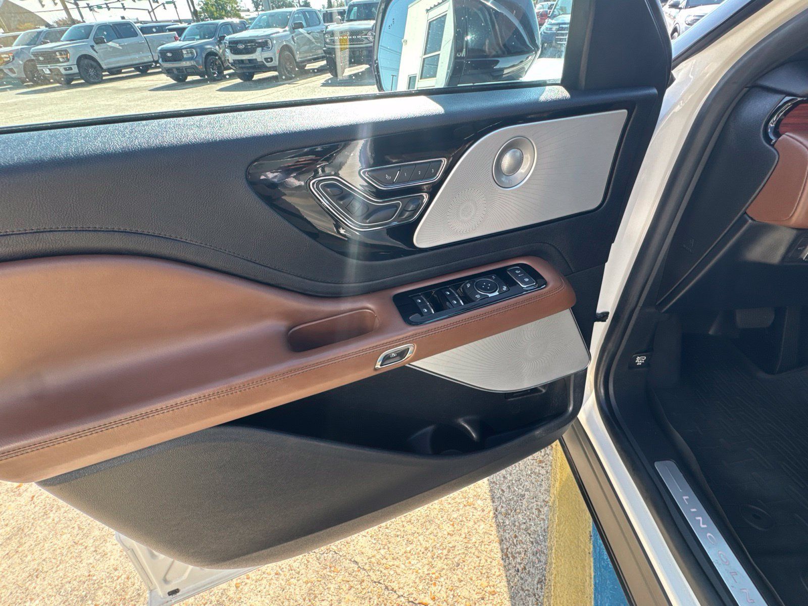 Used 2022 Lincoln Aviator Reserve w/ Equipment Group 201A AWD/4WD image 11