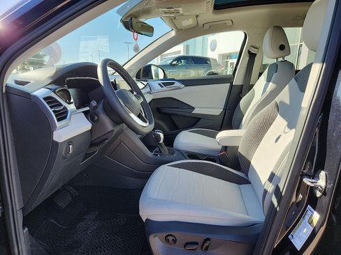 New 2026 Volkswagen Taos SE image 9