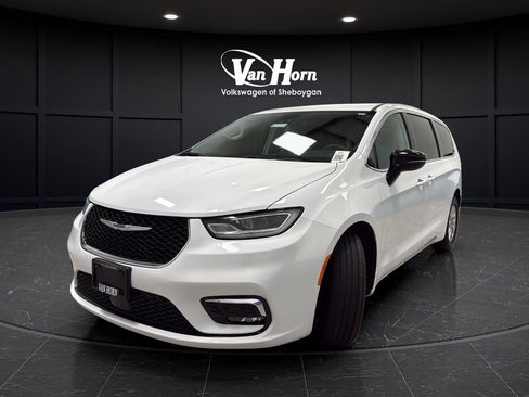 Used 2024 Chrysler Pacifica Touring-L FWD image 3