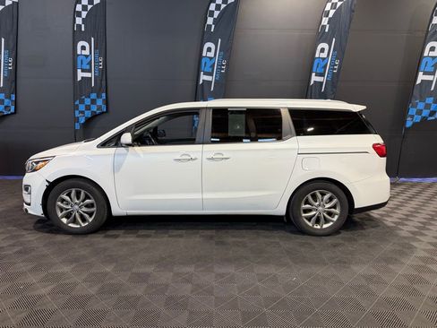 Used 2021 Kia Sedona EX image 2