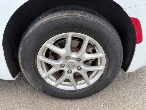 Used 2024 Chrysler Pacifica Touring-L FWD image 15