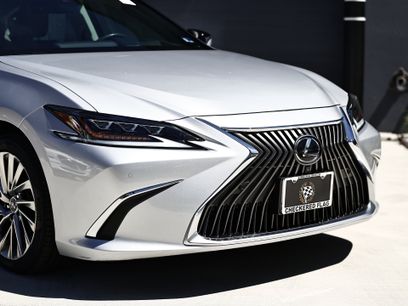 Used 2019 Lexus ES 350 Ultra Luxury w/ Accessory Package 2