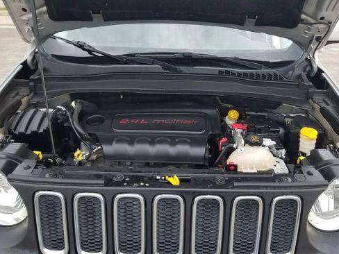 Used 2015 Jeep Renegade Latitude FWD image 18