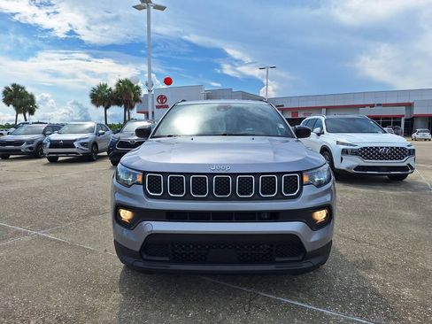 Used 2024 Jeep Compass Latitude AWD/4WD image 2