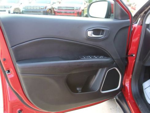 Used 2018 Jeep Compass Latitude FWD image 8