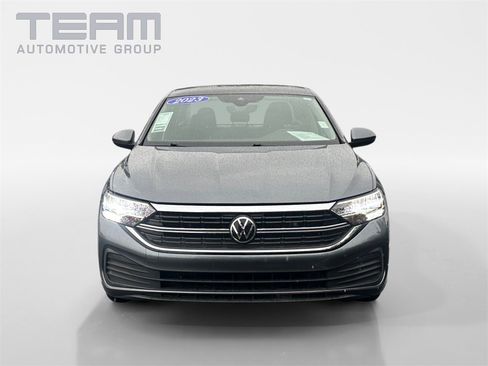 Used 2023 Volkswagen Jetta SE image 2