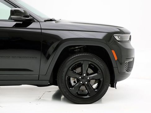 Used 2023 Jeep Grand Cherokee L Laredo image 4