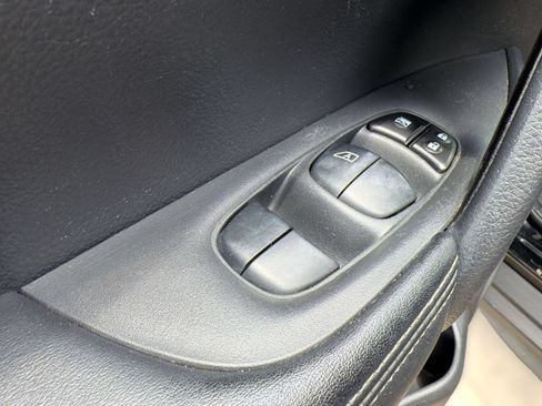 Used 2017 Nissan Rogue SV FWD image 13