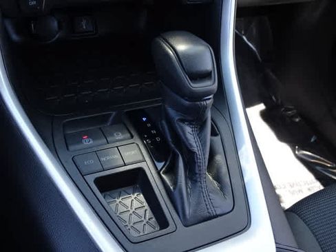 Used 2022 Toyota RAV4 LE FWD image 32