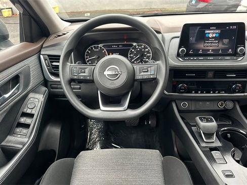 Used 2023 Nissan Rogue SV image 14