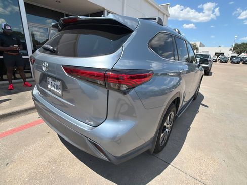 Used 2021 Toyota Highlander XLE FWD image 5