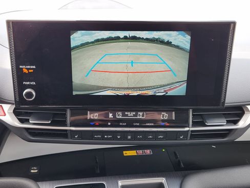 Used 2025 Toyota Sienna XLE FWD image 28