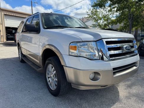 Used 2013 Ford Expedition XLT image 3
