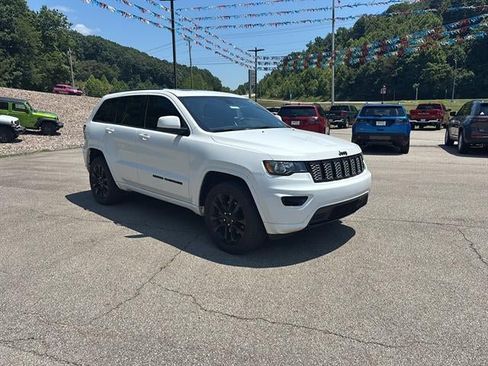 Used 2021 Jeep Grand Cherokee Laredo X AWD/4WD image 3
