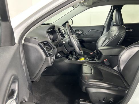Used 2019 Jeep Cherokee Latitude Plus AWD/4WD image 10