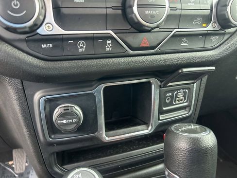 Certified 2024 Jeep Gladiator Sport image 38