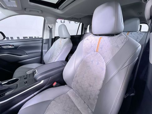 Used 2023 Toyota Highlander Bronze Edition image 13