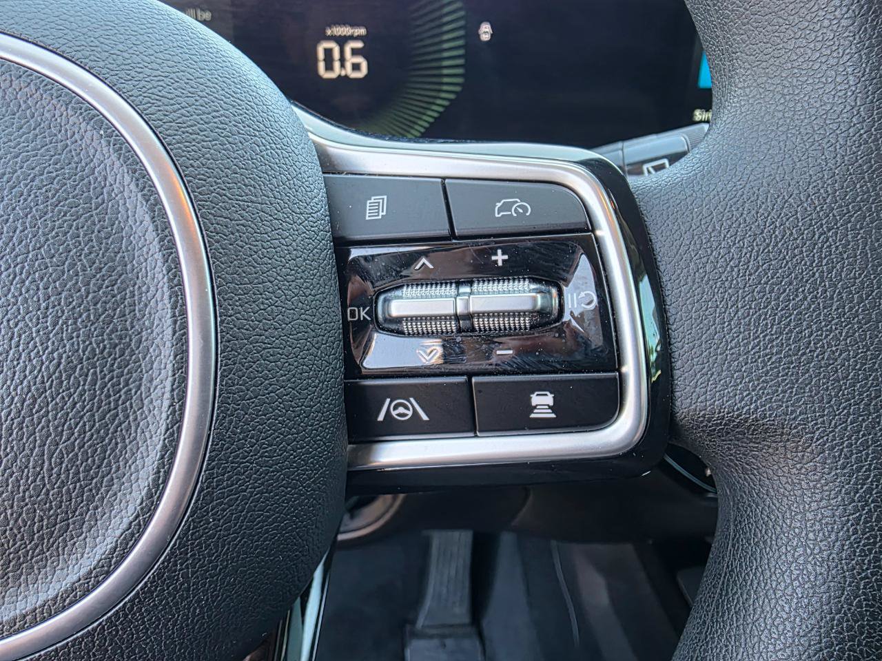 Used 2025 Kia Sorento LX FWD image 12