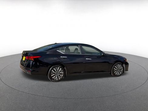 Used 2025 Nissan Altima 2.5 SV FWD image 15