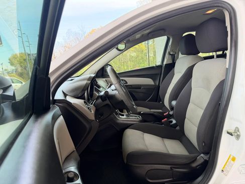 Used 2014 Chevrolet Cruze LS FWD image 8