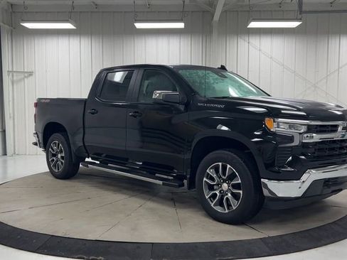 Used 2022 Chevrolet Silverado 1500 LT AWD/4WD image 2