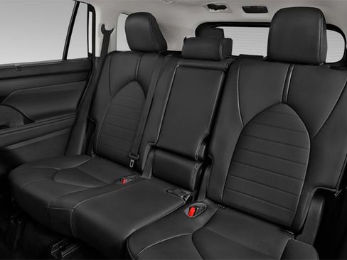 Used 2024 Toyota Highlander XLE FWD image 11