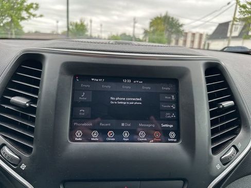 Used 2019 Jeep Cherokee Latitude w/ Cold Weather Group AWD/4WD image 11