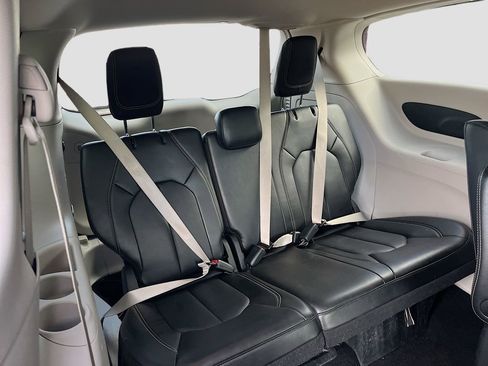 Used 2024 Chrysler Pacifica Limited FWD image 28