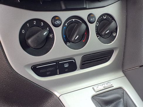 Used 2014 Ford Focus SE w/ SE Winter Package FWD image 12