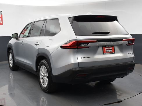 Used 2024 Toyota Grand Highlander XLE image 3