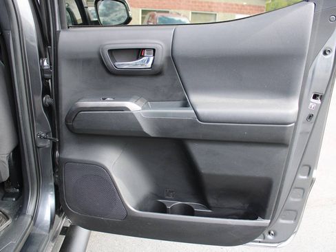 Used 2019 Toyota Tacoma TRD Sport AWD/4WD image 38