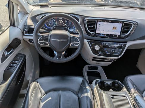 Used 2023 Chrysler Pacifica Touring-L FWD image 29