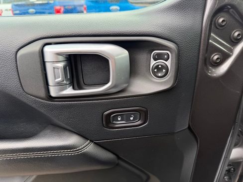 Used 2018 Jeep Wrangler Unlimited Sahara AWD/4WD image 11