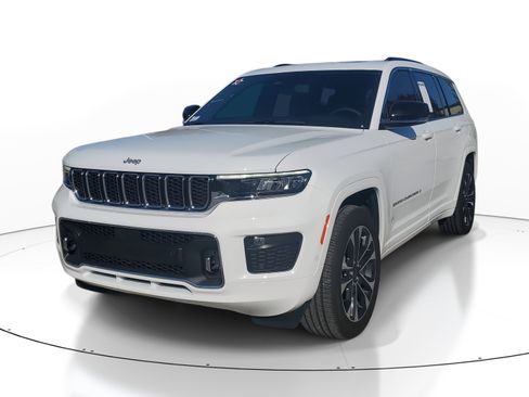 Used 2025 Jeep Grand Cherokee L Overland w/ Luxury Tech Group IV image 3