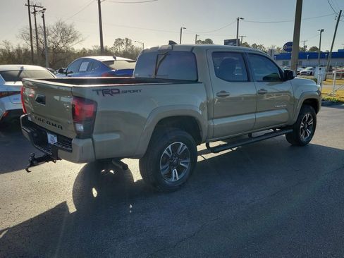 Used 2018 Toyota Tacoma TRD Sport image 3
