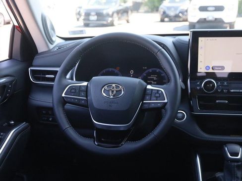 Certified 2025 Toyota Highlander Platinum AWD/4WD image 28