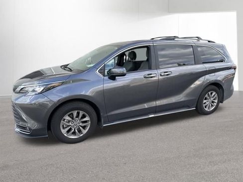Used 2025 Toyota Sienna XLE w/ XLE Plus Package AWD/4WD image 6