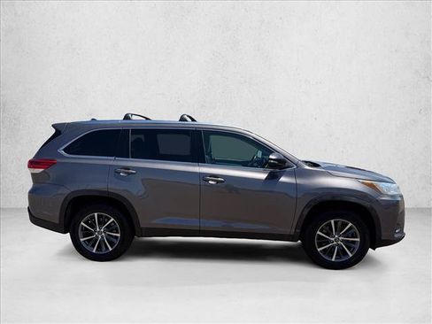Used 2019 Toyota Highlander XLE FWD image 4