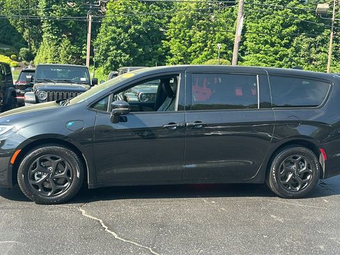 Certified 2023 Chrysler Pacifica Touring-L w/ S Appearance Package FWD image 11