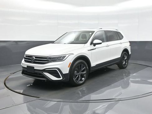 Used 2023 Volkswagen Tiguan SE w/ Panoramic Sunroof Package FWD image 3