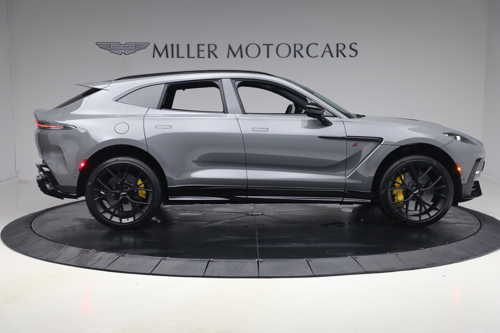 Used 2026 Aston Martin DBX S AWD/4WD image 9