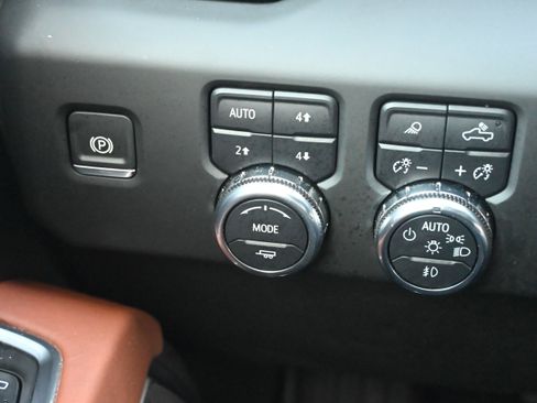 Used 2025 GMC Sierra 2500 Denali Ultimate w/ Max Trailering Package AWD/4WD image 28